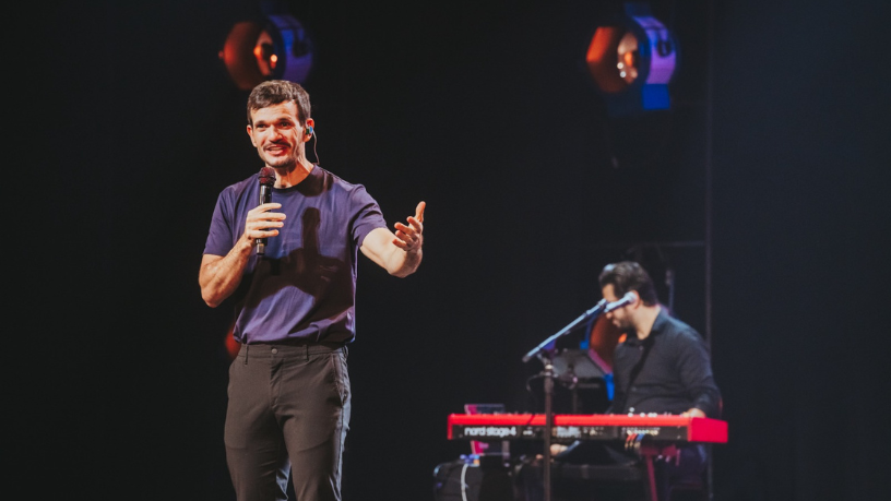 Padre Patrick e Non Stop transformam o teatro em um palco de amor, humor e espiritualidade. (Crédito: Rafael Strabelli)