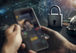 Celular com símbolo visual de bloqueio sobre ambiente digital relacionado a apostas online