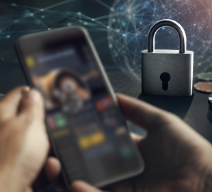 Celular com símbolo visual de bloqueio sobre ambiente digital relacionado a apostas online