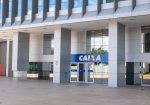 Fachada de um edifício moderno da Caixa em Brasília.