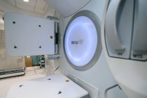 Máquina de radioterapia de alta tecnologia em ambiente clínico