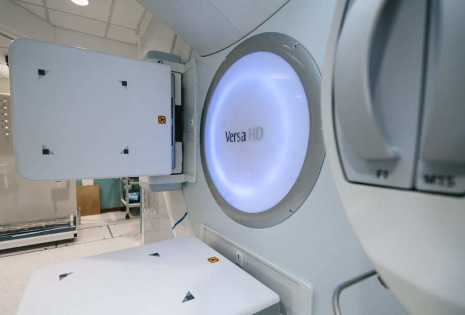 Máquina de radioterapia de alta tecnologia em ambiente clínico