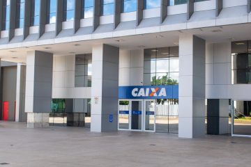 Fachada de um edifício moderno da Caixa em Brasília.