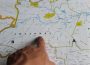 Mão apontando para o estado do Amazonas em um mapa detalhado do Brasil