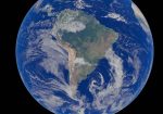 Imagem de satélite da Terra com foco na América do Sul, cercada pelo oceano azul.