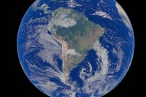 Imagem de satélite da Terra com foco na América do Sul, cercada pelo oceano azul.