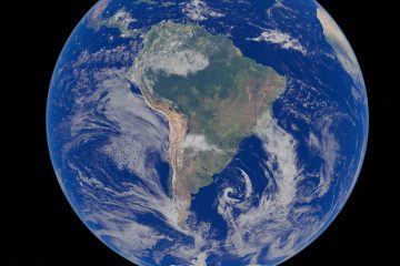 Imagem de satélite da Terra com foco na América do Sul, cercada pelo oceano azul.