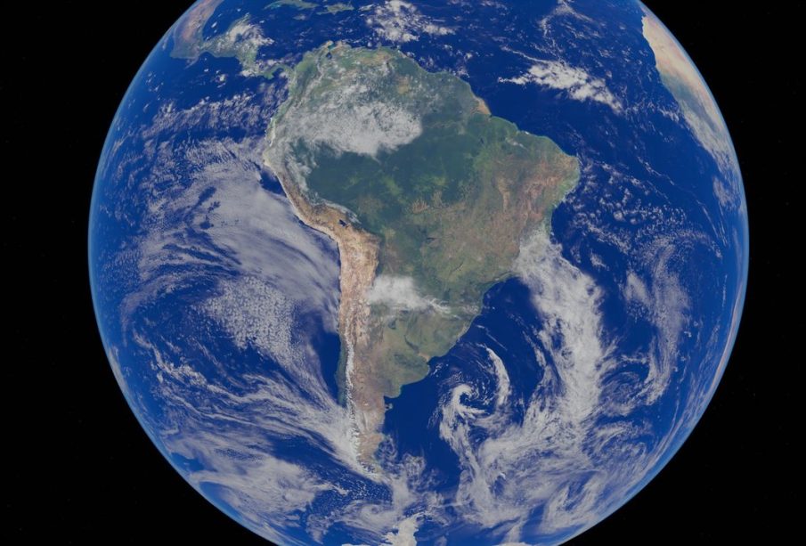 Imagem de satélite da Terra com foco na América do Sul, cercada pelo oceano azul.