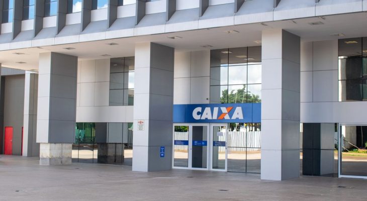 Fachada de um edifício moderno da Caixa em Brasília.