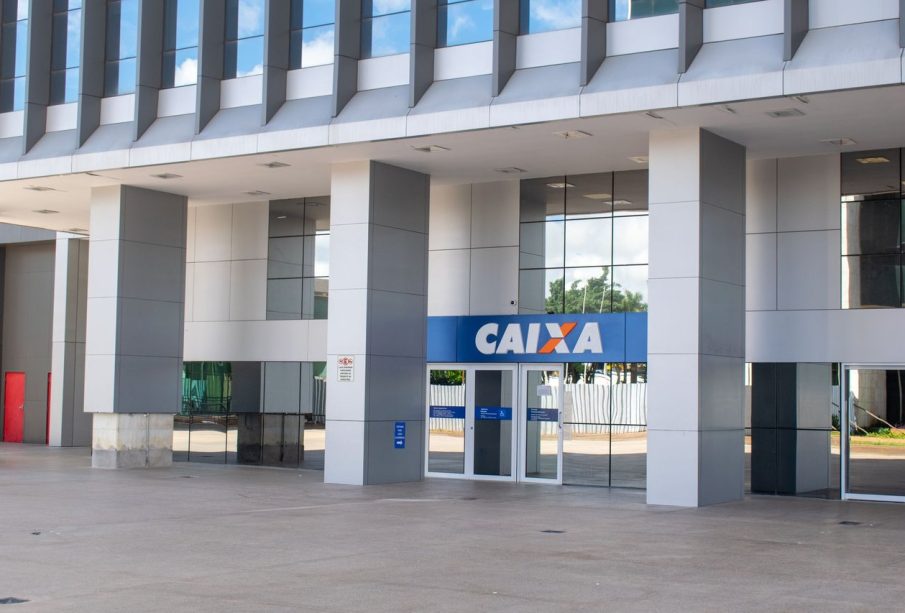 Fachada de um edifício moderno da Caixa em Brasília.