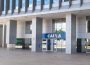 Fachada de um edifício moderno da Caixa em Brasília.